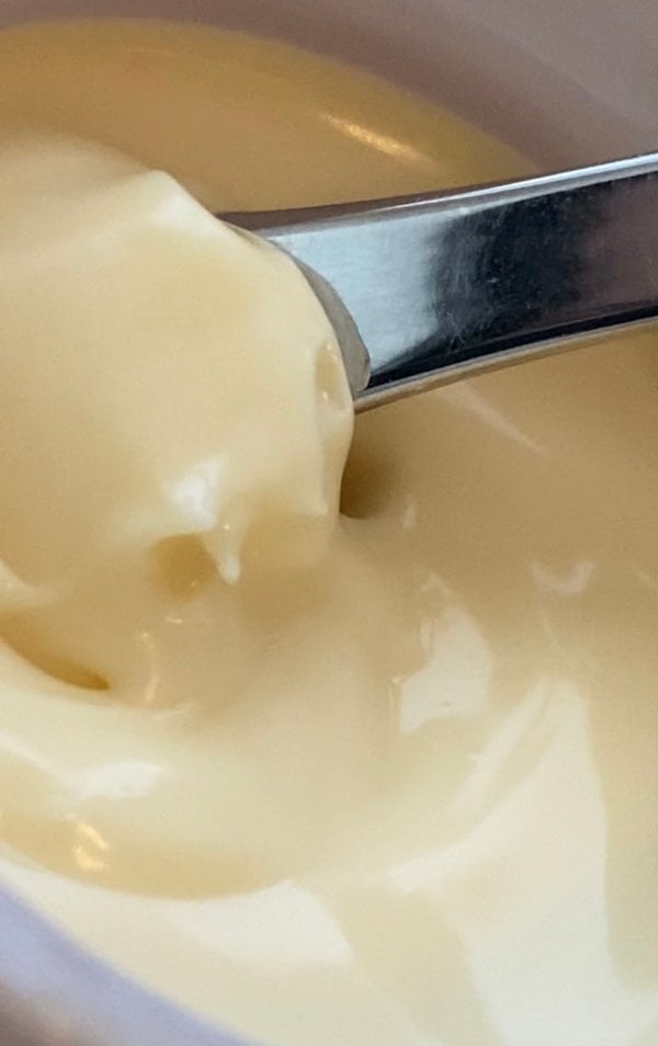 A scoop of Anara Radiance Moisturiser