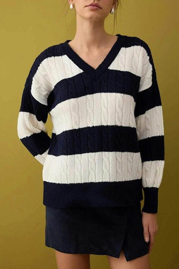 WOVCOR Soft Textured Color Blocking Knit Sweater