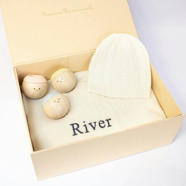 The Baby Gifting Company CABLE KNIT CASHMERE AND SENSORY BALLS - IVORY