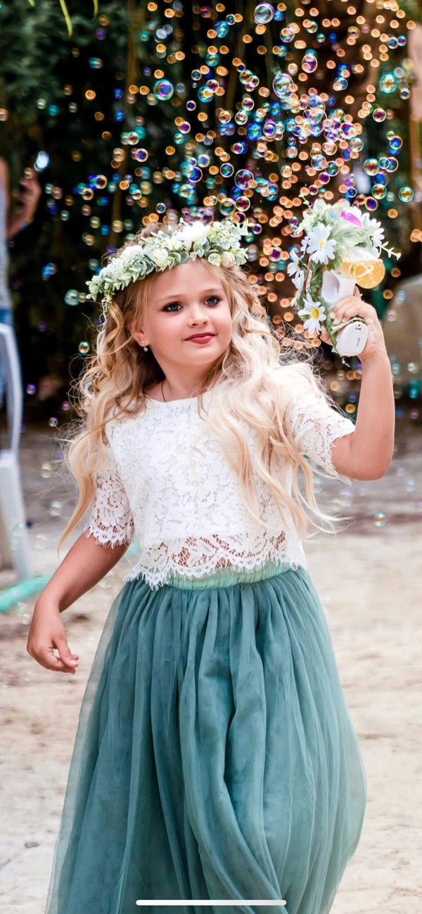 Felicity Set Sage Green modelled by young girl