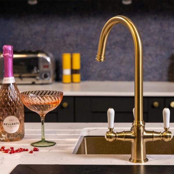 Flode korsa | Traditional Cruciform Style 3 in 1 Instant Boiling Tap | White Ceramic Levers | Brushed Brass Finish