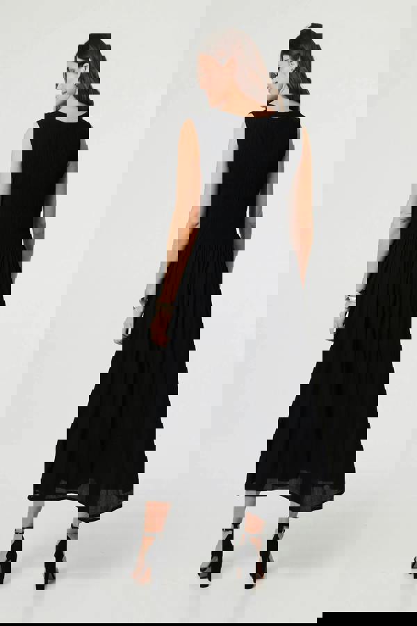 Black | Sleeveless Scoop Neck Shirred Midi Dress
