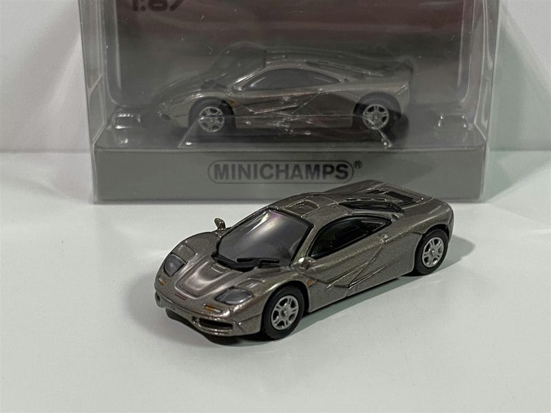 minichamps 870133824 mclaren f1 roadcar 1994 grey metallic 1:87 scale
