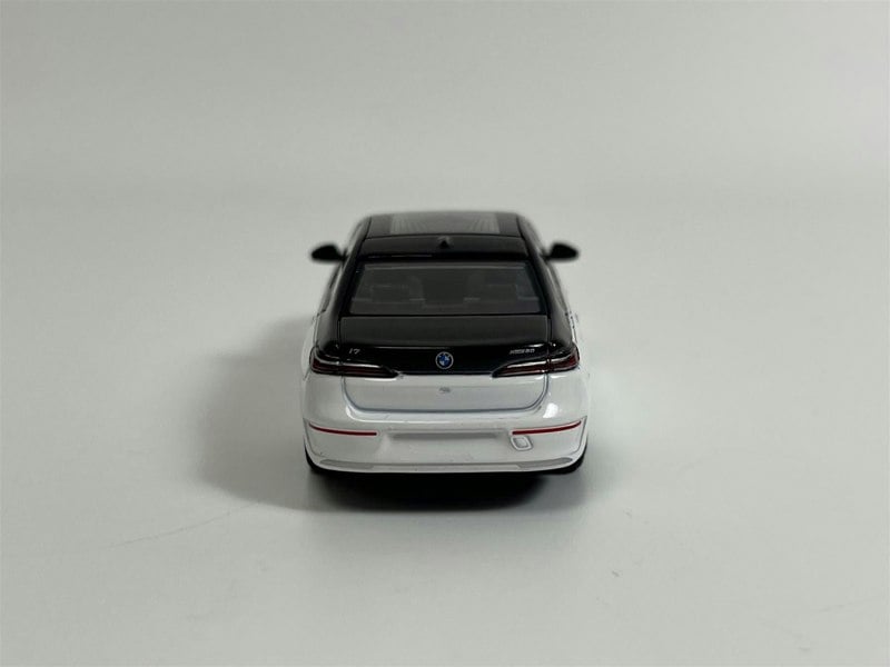 Mini GT BMW i7 xDrive60 Alpine White Black Sapphire LHD 1:64 Mini GT MGT00959L