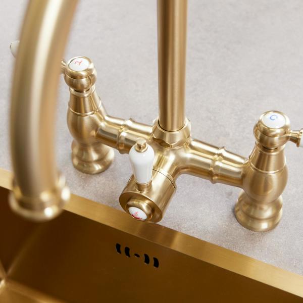 Flode klas | Traditional Bridge Style 3 in 1 Instant Boiling Tap | White Ceramic Levers | Brushed Brass Finish