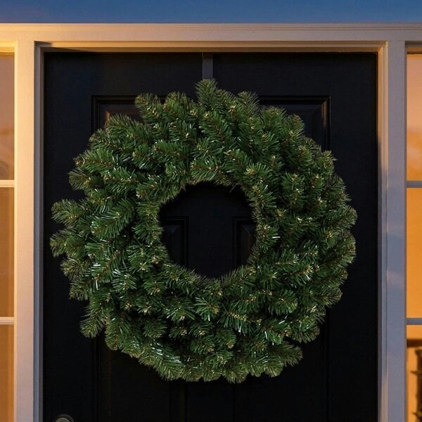 Garden Greatness Lush Green Wreath with 120 Realistic Tips