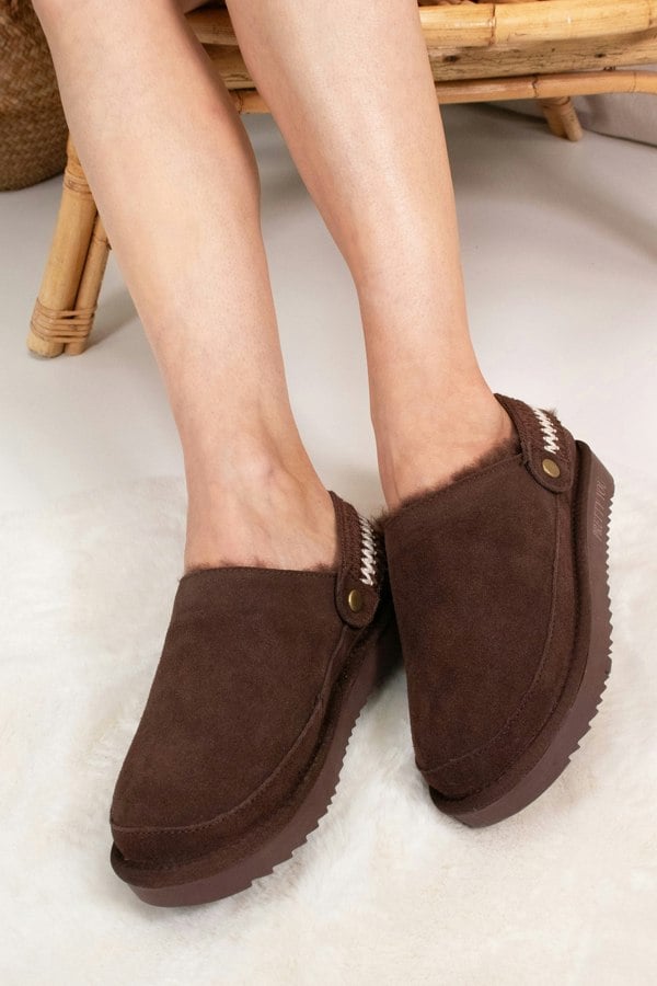 Pretty You London Women's Hallie Sheepskin Multiway Slippers in Chocolate