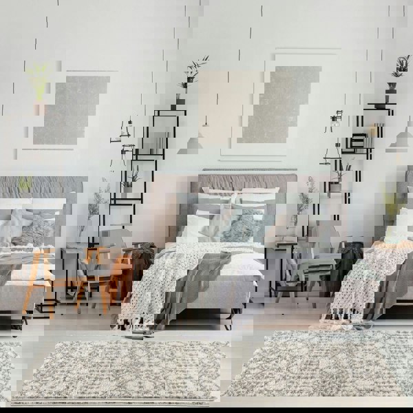 Shaggy Rug Ivory-Grey colours non-shedding, pet-friendly.