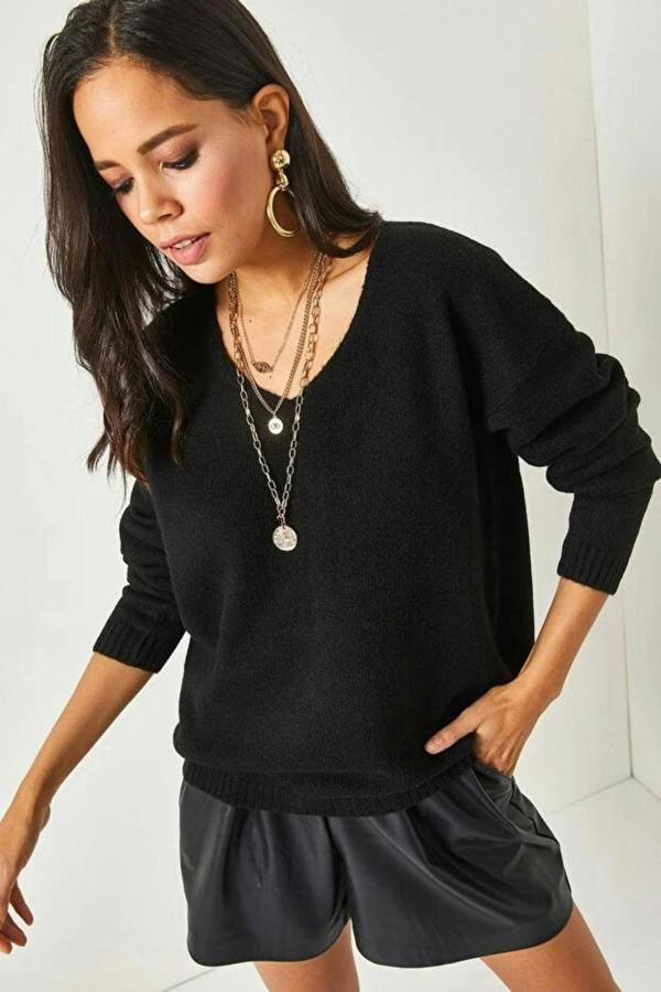 Hoxton Gal V-Neck Soft-Texture Knit Sweater