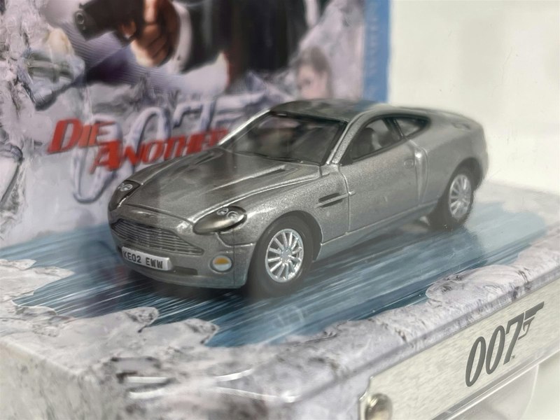 Johnny Lightning James Bond 007 2002 Aston Martin V12 Vanquish 1:64 Scale JLDR016