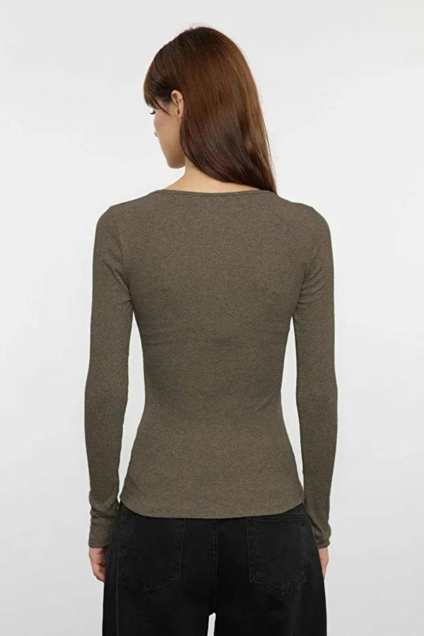 Hoxton Gal Mélange Ribbed Stretch Knit Blouse with Snap Buttons – Fitted