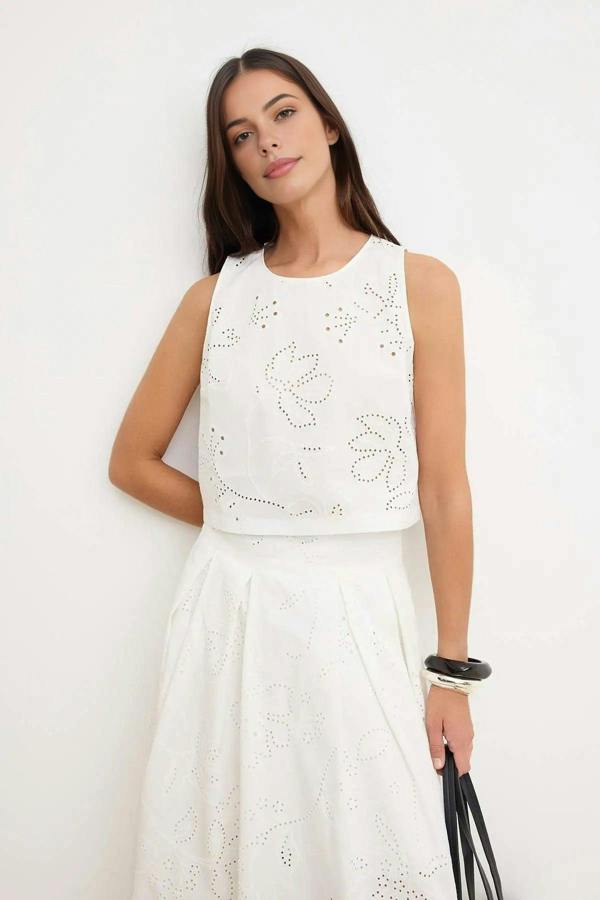 WOVCOR Fisto Floral Embroidered Sleeveless Blouse