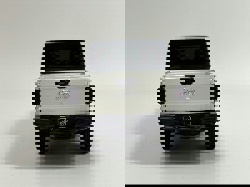 Tayumo Jeep Grand Cherokee White LHD Light and Sound 1:32 Scale Tayumo 32170011