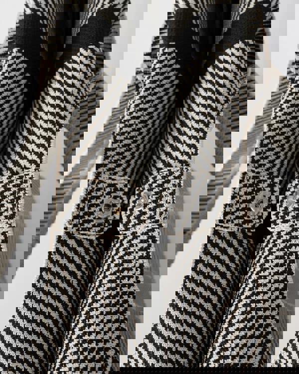 closure of Ilse Jacobsen Knitty Womens Knitted Bag in Milk Creme and  Black