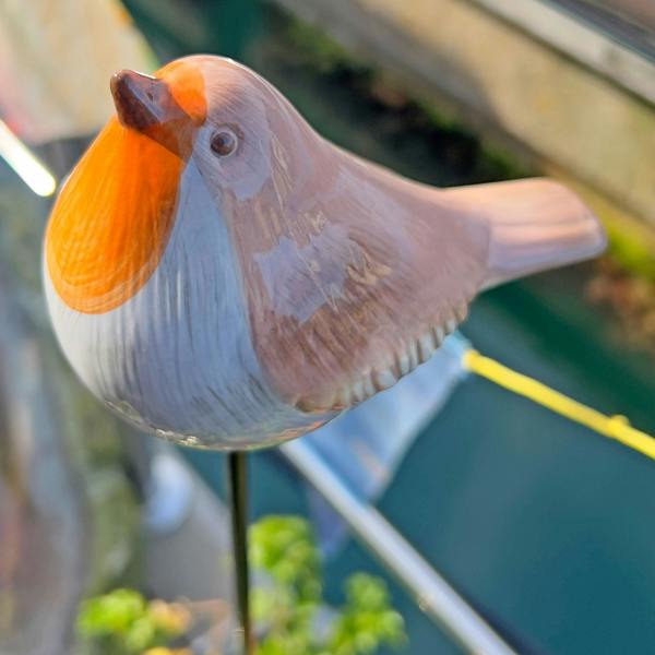 Robin garden on a stake