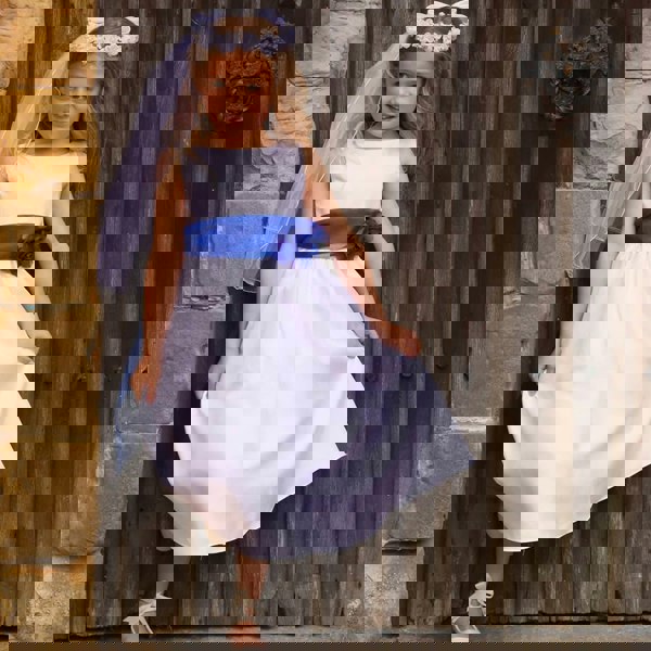 flower girl holding her white dress