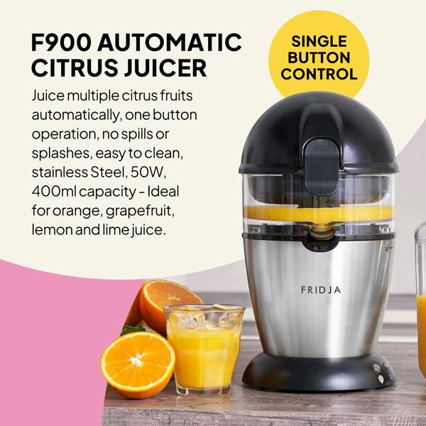 The Fridja Citrus & Juice Duo – f900 Automatic Citrus Juicer sits on a wooden surface with a glass of orange juice and two oranges, featuring single button control, 400ml capacity, and compatibility with various citrus fruits.