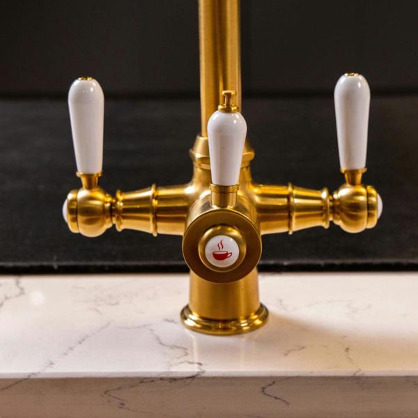 Flode korsa | Traditional Cruciform Style 3 in 1 Instant Boiling Tap | White Ceramic Levers | Brushed Gold Finish