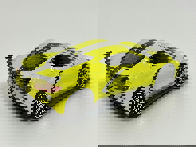 Burago 2020 Chevrolet Corvette Stingray Coupe Yellow Black Stripes 1:43 Scale - 183000