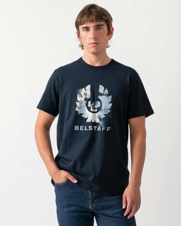 model wearing a Belstaff Mens Blur T-Shirt Cotton in Dark Ink