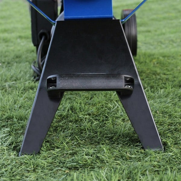 Sturdy black base of the T-Mech 5T Log Splitter with a 370mm cutting capacity, featuring a textured surface for stability on grass