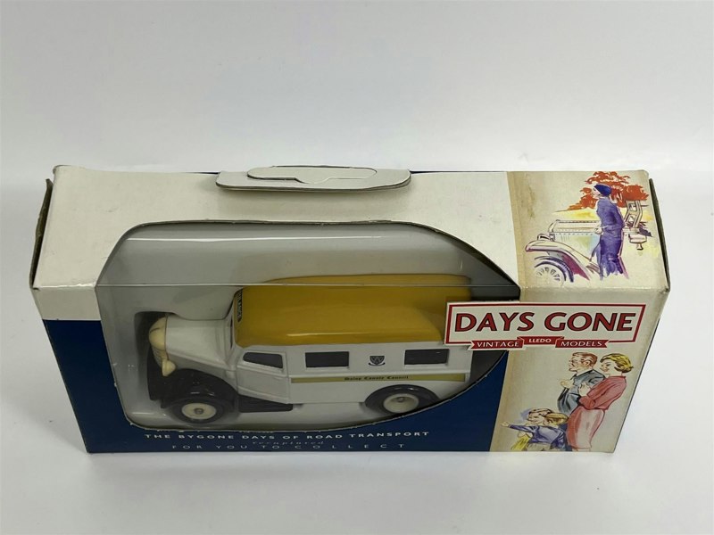 MCSlots Bedford Ambulance Salop County Council Days Gone Lledo DG064008D S8