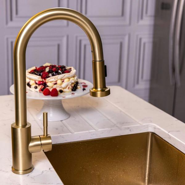 Flode Runda | Kitchen Sink Mixer with Pull out Spray | Brushed Brass | Round Head