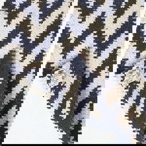HOMESCAPES Casablanca Handwoven Zig Zag Pattern Dark Blue and White Cotton Kilim Rug