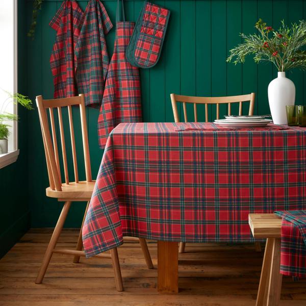 Catherine Lansfield Christmas Tartan Check Cotton Table Cloth Red / Green