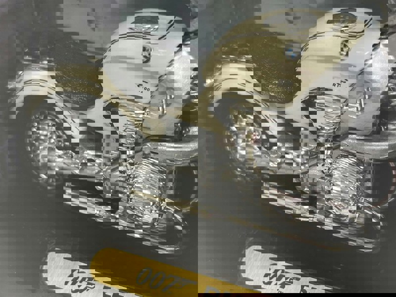 Motormax 007 James Bond Tomorrow Never Dies BMW R 1200 C Motorbike 1:18 Motormax 79845