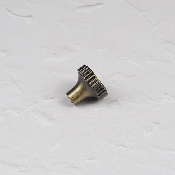 Handle & Home Antique Brushed Brass Ribbed Detailing Handles and Coordinating Knobs