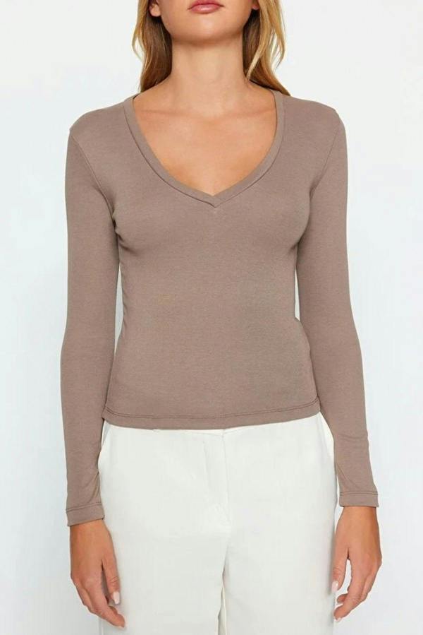 WOVCOR V-Neck Fitted Knit Blouse