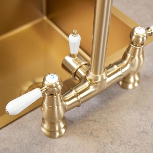 Flode klas | Traditional Bridge Style 3 in 1 Instant Boiling Tap | White Ceramic Levers | Brushed Brass Finish