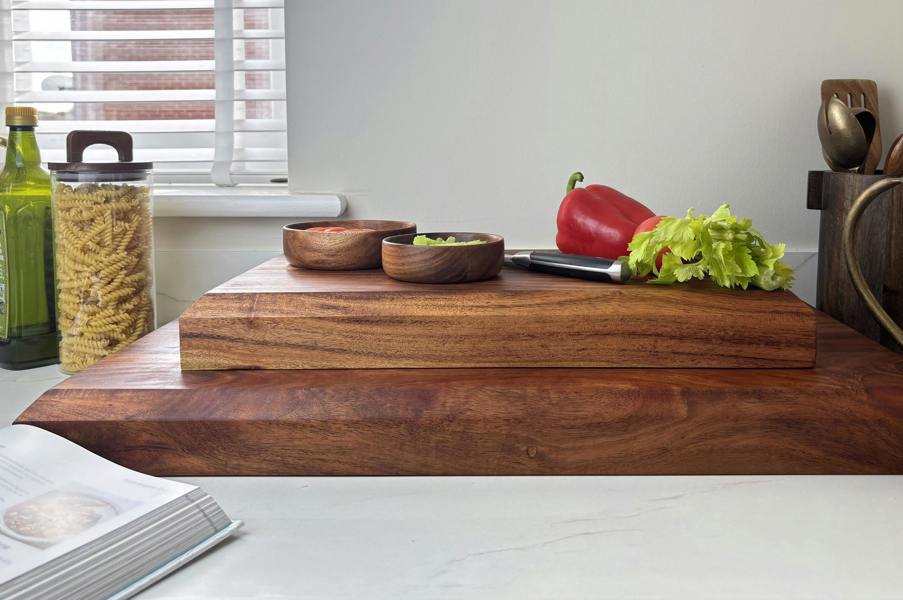 Downton Interiors Sussex Pro Chef Bevelled Edge Acacia Wood Chopping Board - Extra Large (70cm x 50cm)