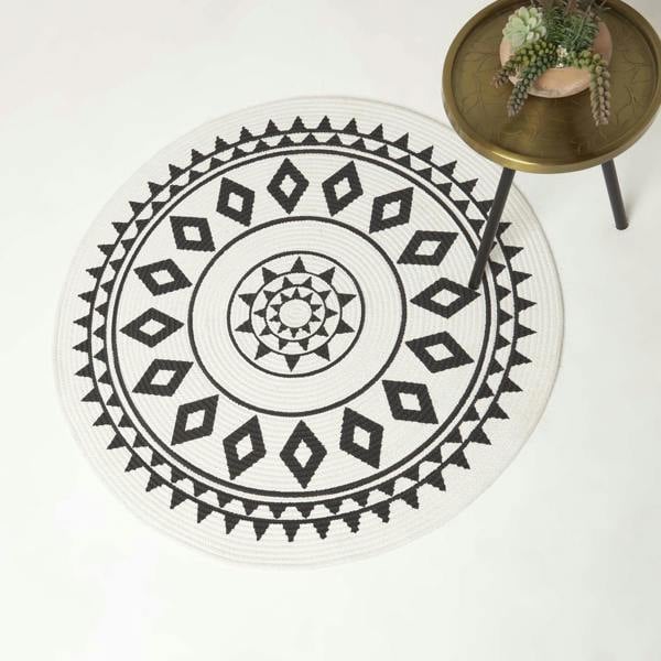 HOMESCAPES Lia White & Black Mandala Handoven Cotton Rug