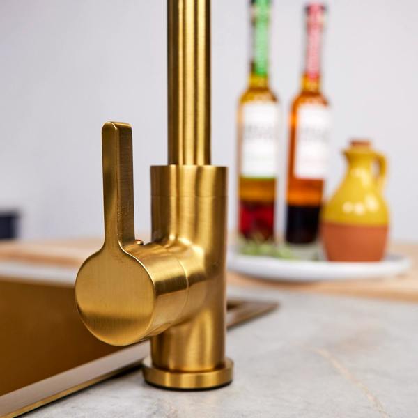 Flode Vättern | Single Lever Kitchen Sink Mixer Tap with Swivel Spout | Swan Neck Design | Gold Finish