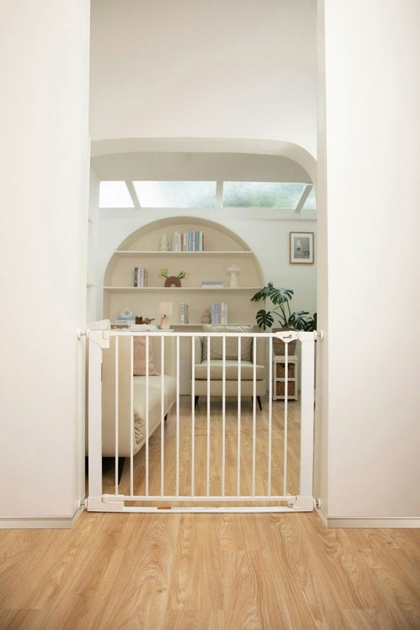 Safetots SafeStep Gate, White, 96cm - 103cm, Extra Low Walkthough, 81cm Extra Wide Doorway, One Piece Extra Wide Baby Gate