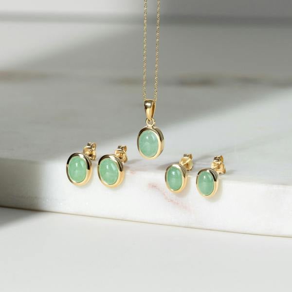 Gemondo Classic Dyed Green Jade Cabochon Pendant 9ct Yellow Gold