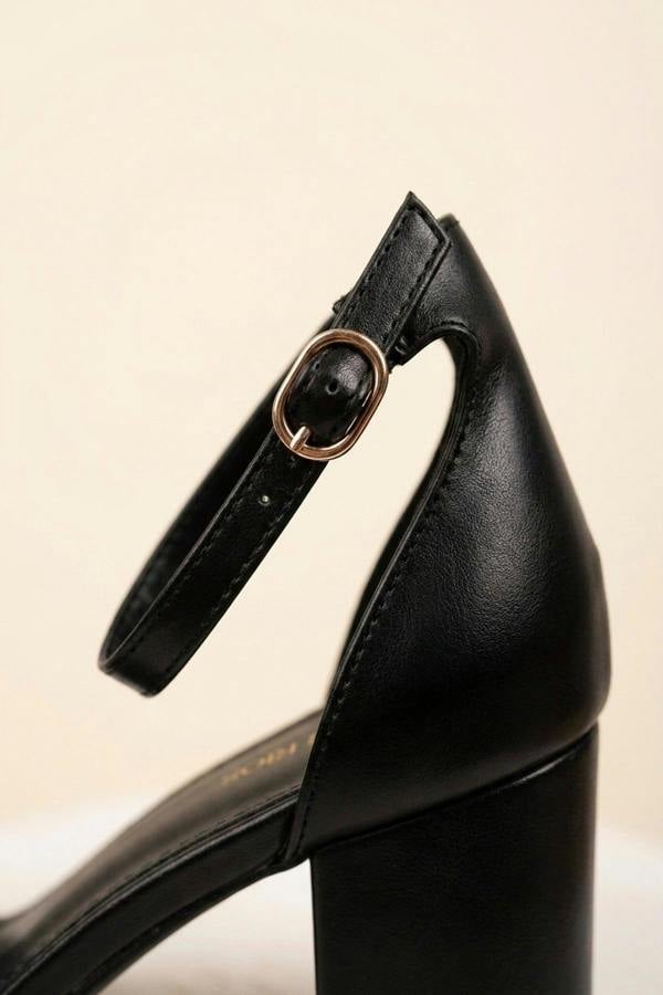 Saoirse Minimalist Block Heel Ankle Sandals - Black