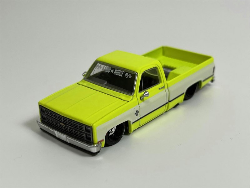 Mini GT Chevrolet Silverado Kaido Flo Yellow V1 1:64 Scale KHMG112