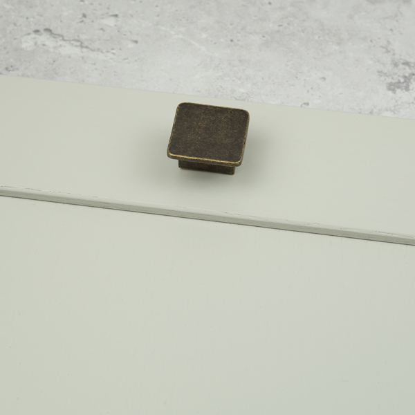 Handle & Home 32mm Antique Brass Square Knob