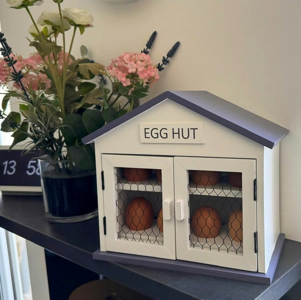 Maison des Cadeaux EGG HUT - 16 Egg Wooden Egg Holder