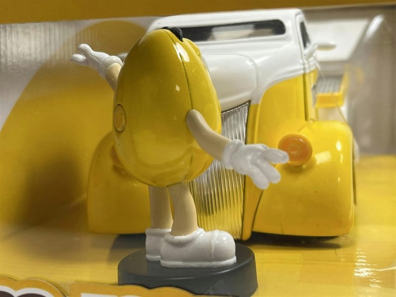 Jada M&Ms Yellow Figure and 1947 Ford Coe Flatbed 1:24 Scale Jada 253255066 33425