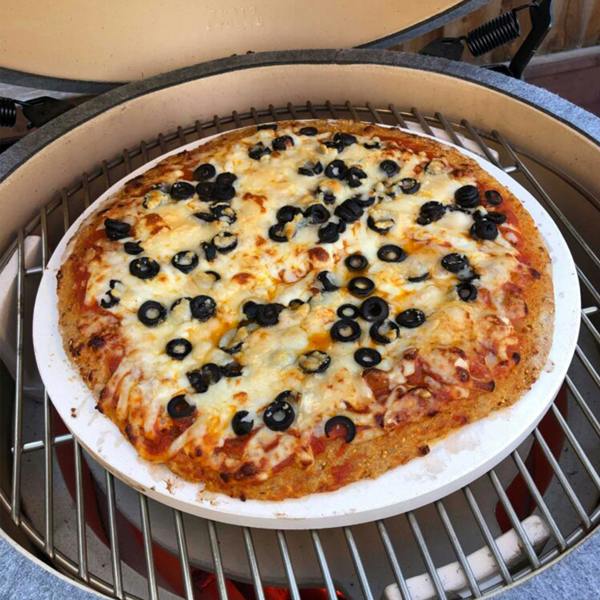 Dellonda DG184 Kamado Accessories Action shot - pizza in use