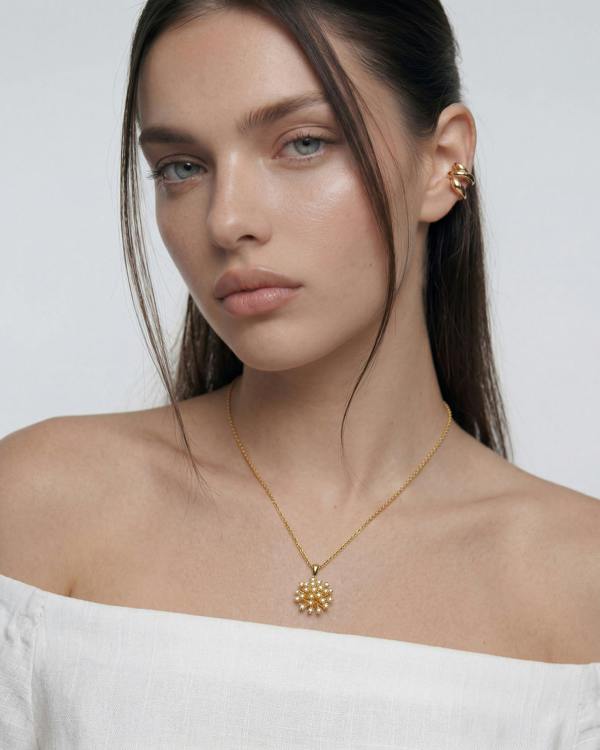 Elk & Bloom 14K Gold Star Flower Pendant Necklace