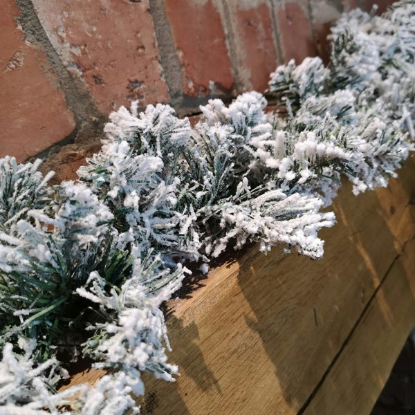 Samuel Alexander 270cm (9ft) Samuel Alexander Luxury Green Christmas Snowflocked Garland