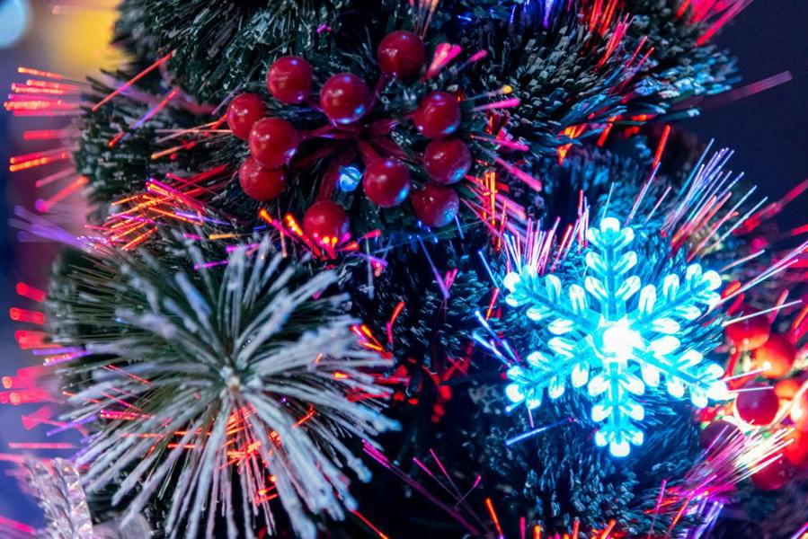 2ft to 6ft Snowflakes and Berries Fibre Optic Pre-Lit Christmas Trees in Green PVC image 1