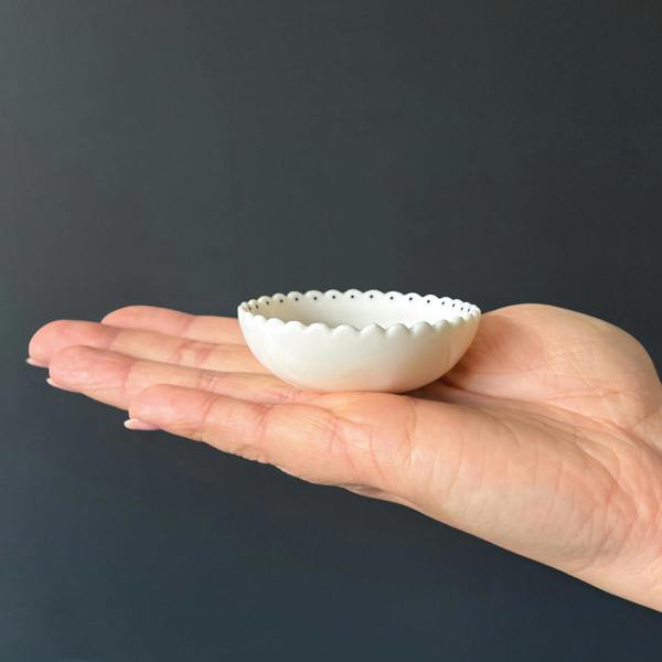 Small Scalloped Porcelain Bowl “Lovely Mum” – Mini Trinket Bowl