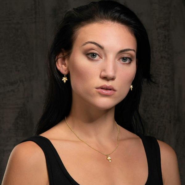 Dainty Gold Leaf Pearl Pendant Necklace for Women - namana.london