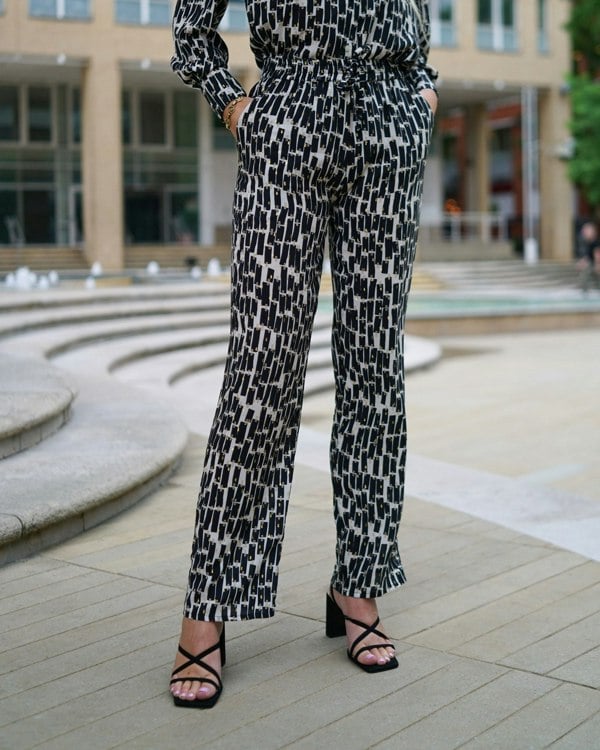 Antonia York Black Cream & Gold Print Trousers | Evie Elasticated Waist Slim Pants